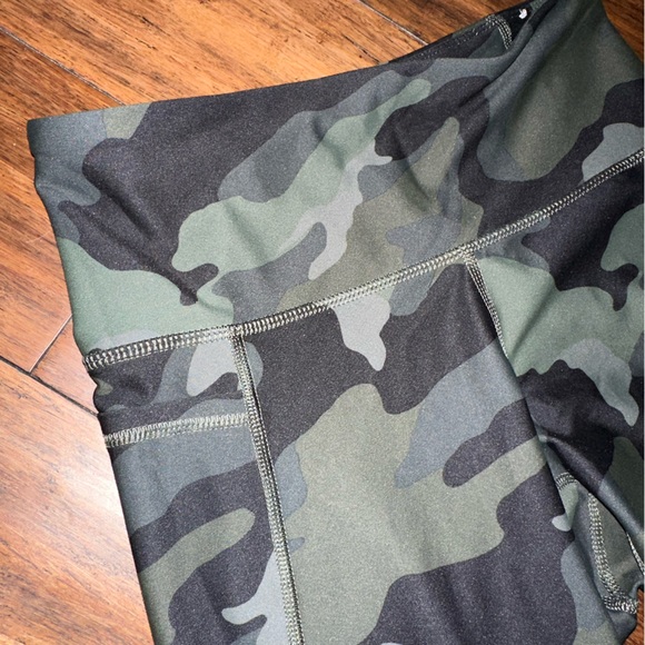 Old navy camo leggings - Picture 2 of 4